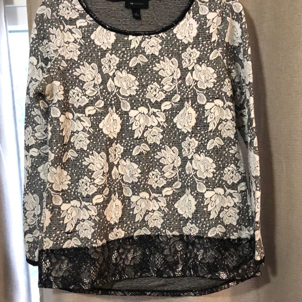Small floral top. Grey and white